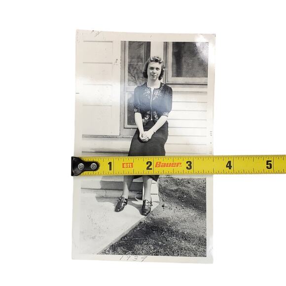 Vtg Pretty Young Woman Posing in Front of House Original Monochrome Photography - Picture 4 of 4